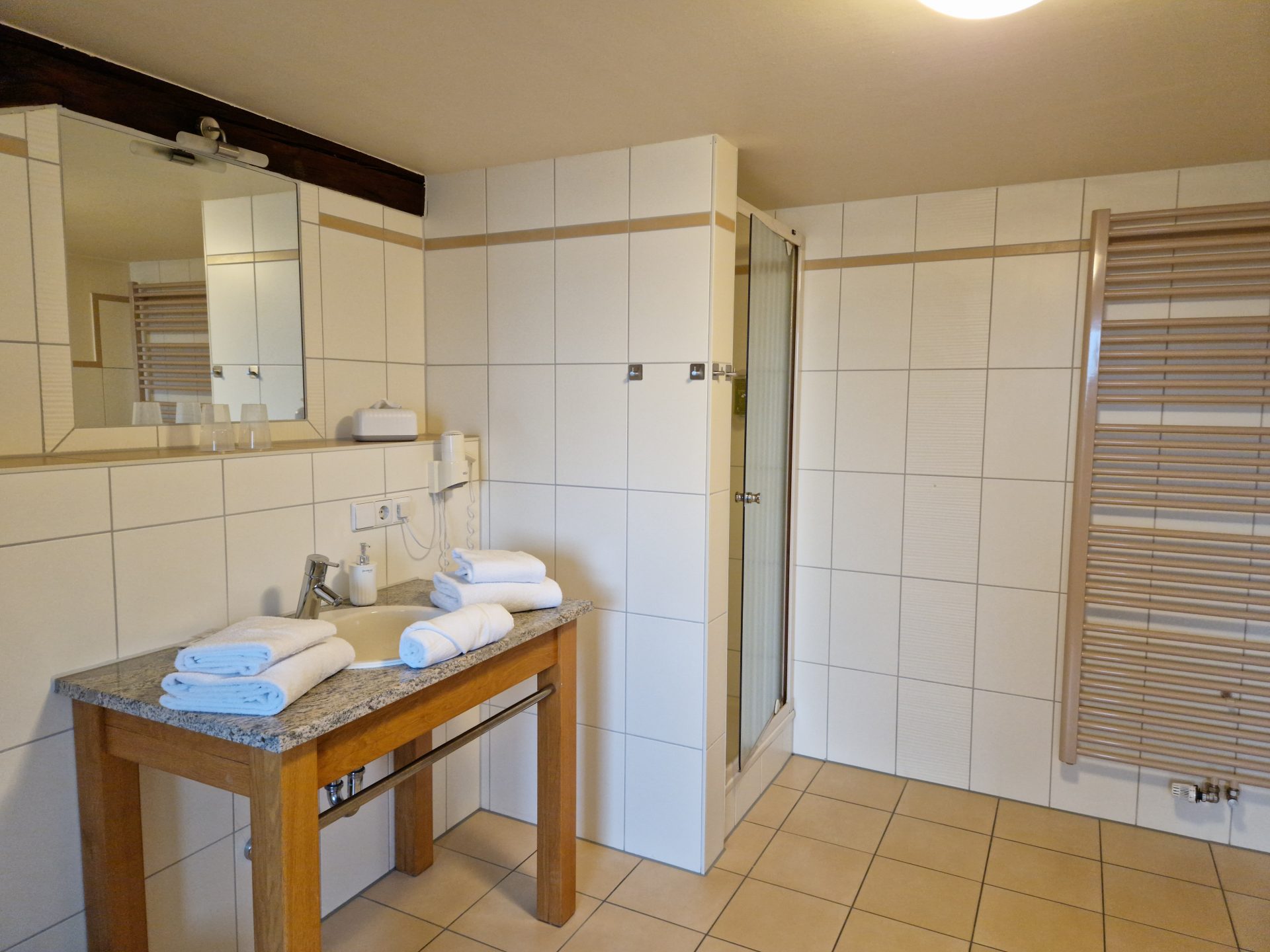 Doppelzimmer Eckbadewanne Bad 1
