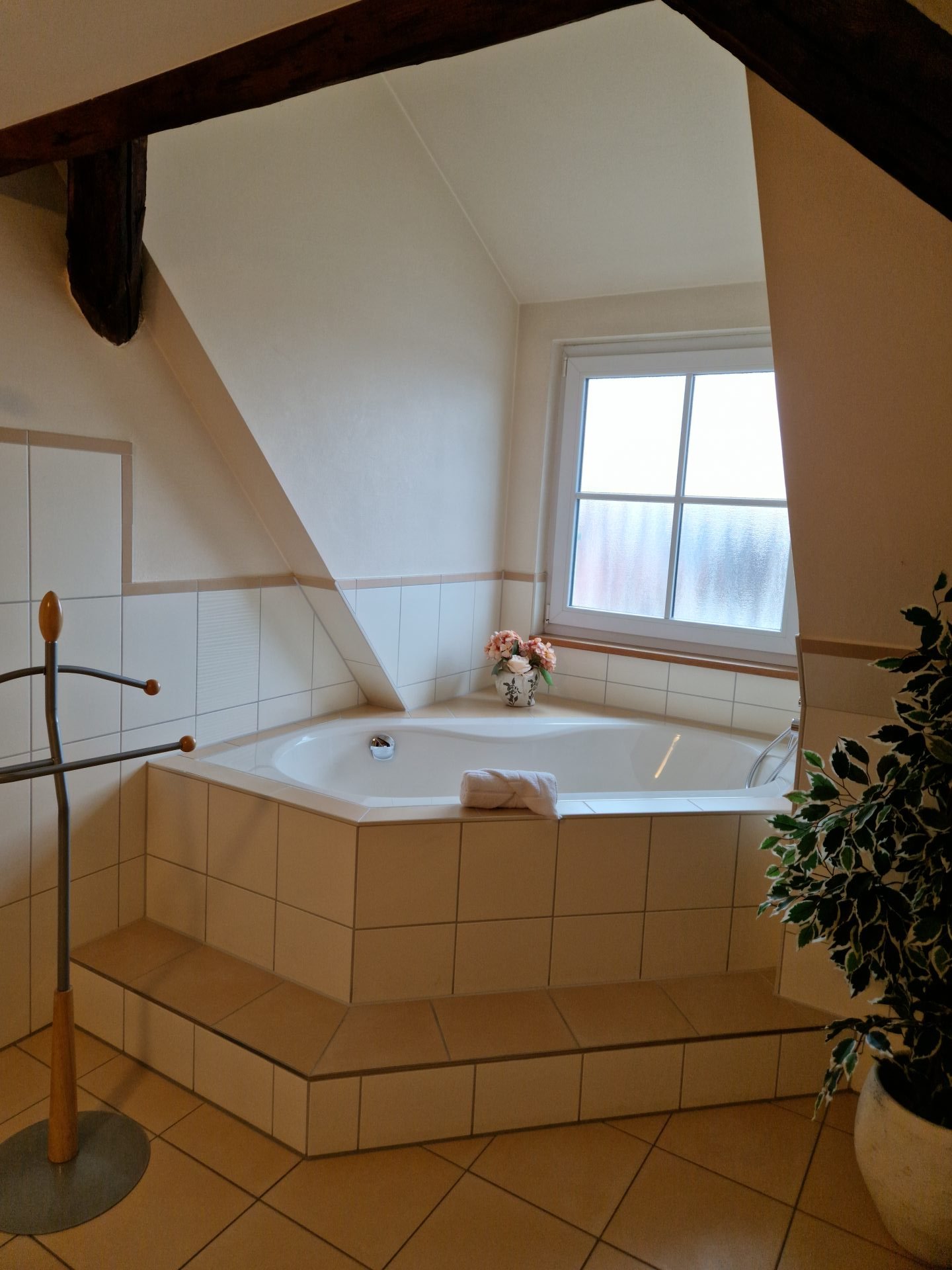 Doppelzimmer Eckbadewanne Bad 2