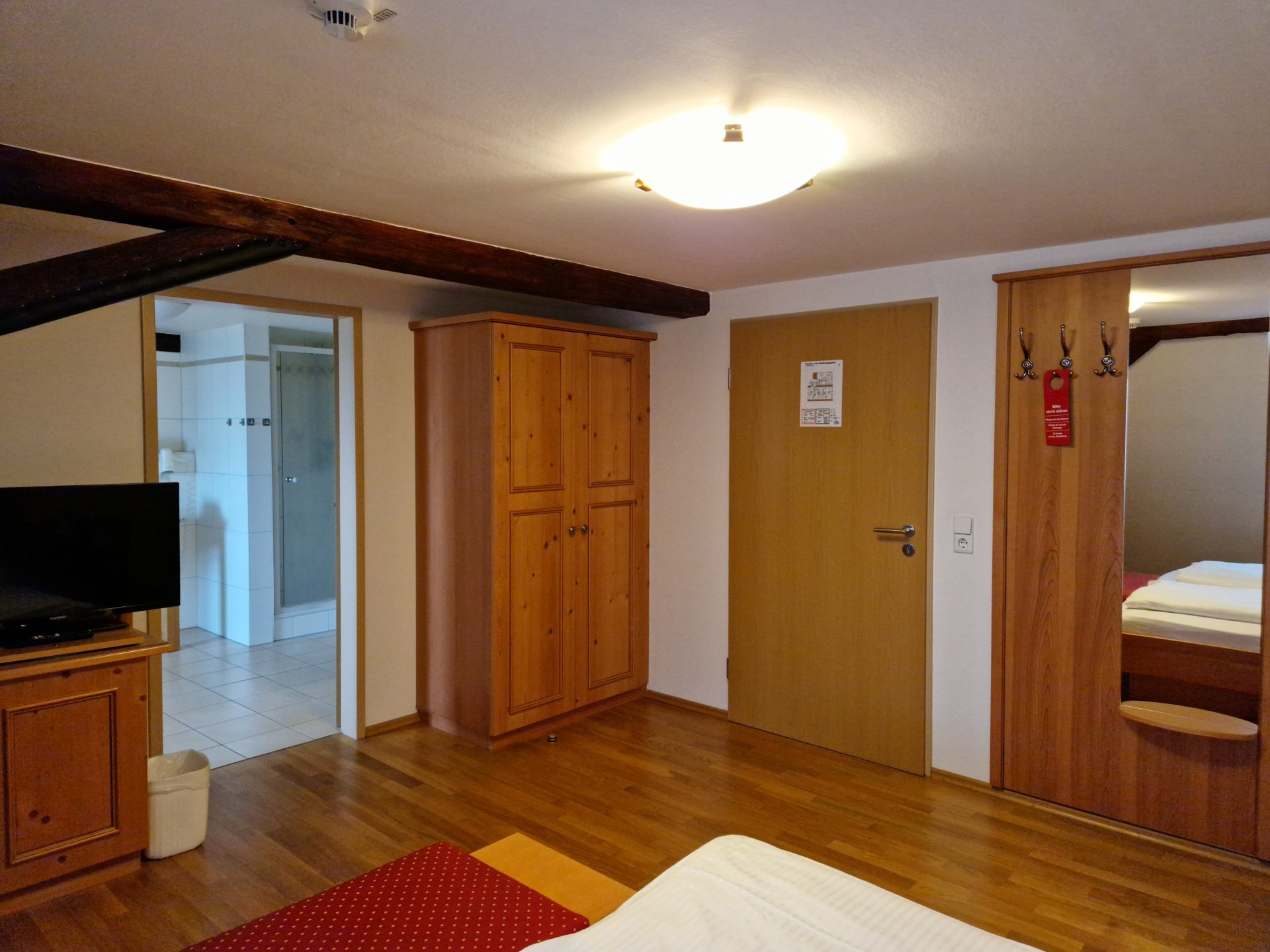 Doppelzimmer Eckbadewanne Zimmer 2