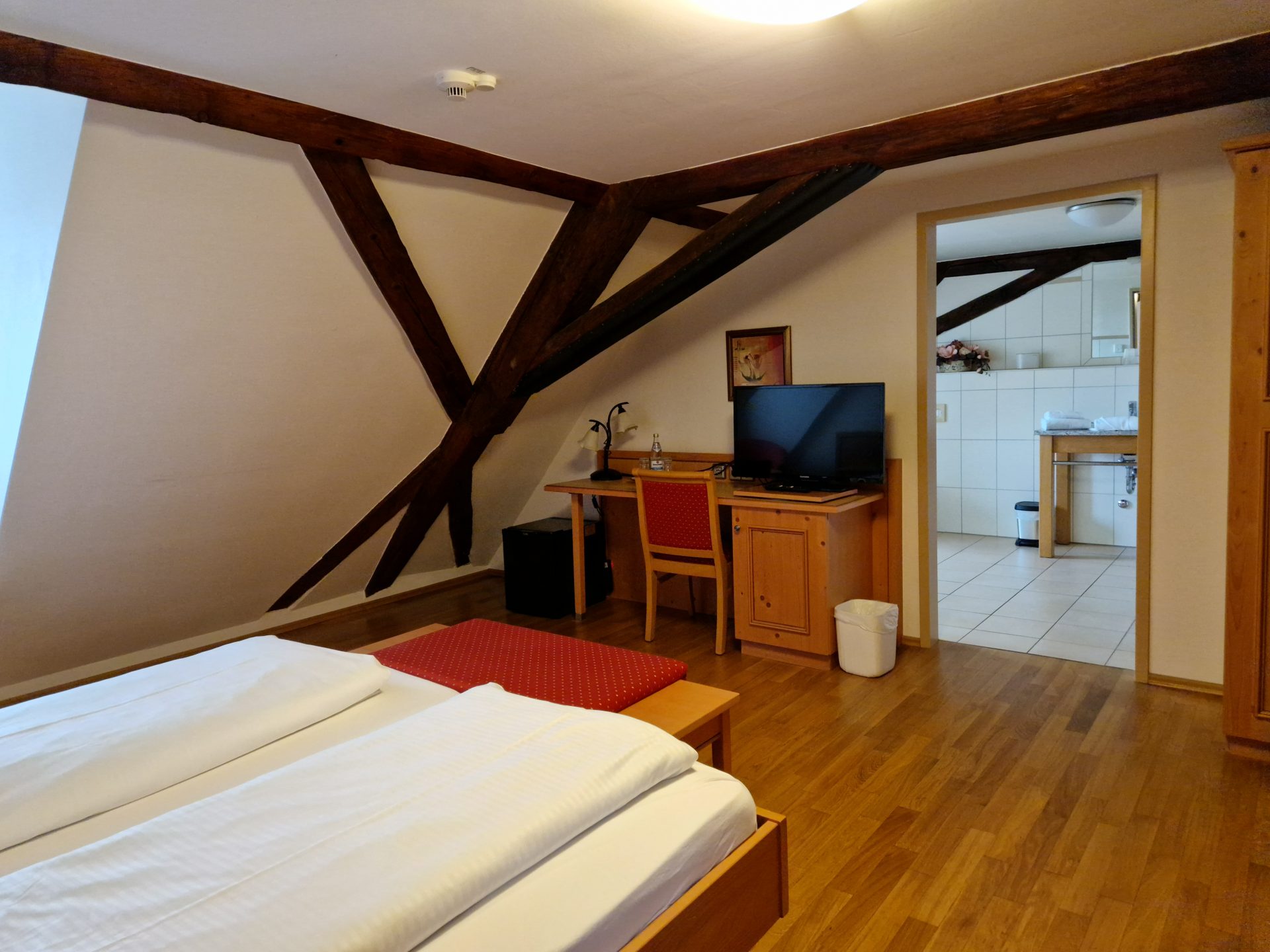 Doppelzimmer Eckbadewanne Zimmer 3