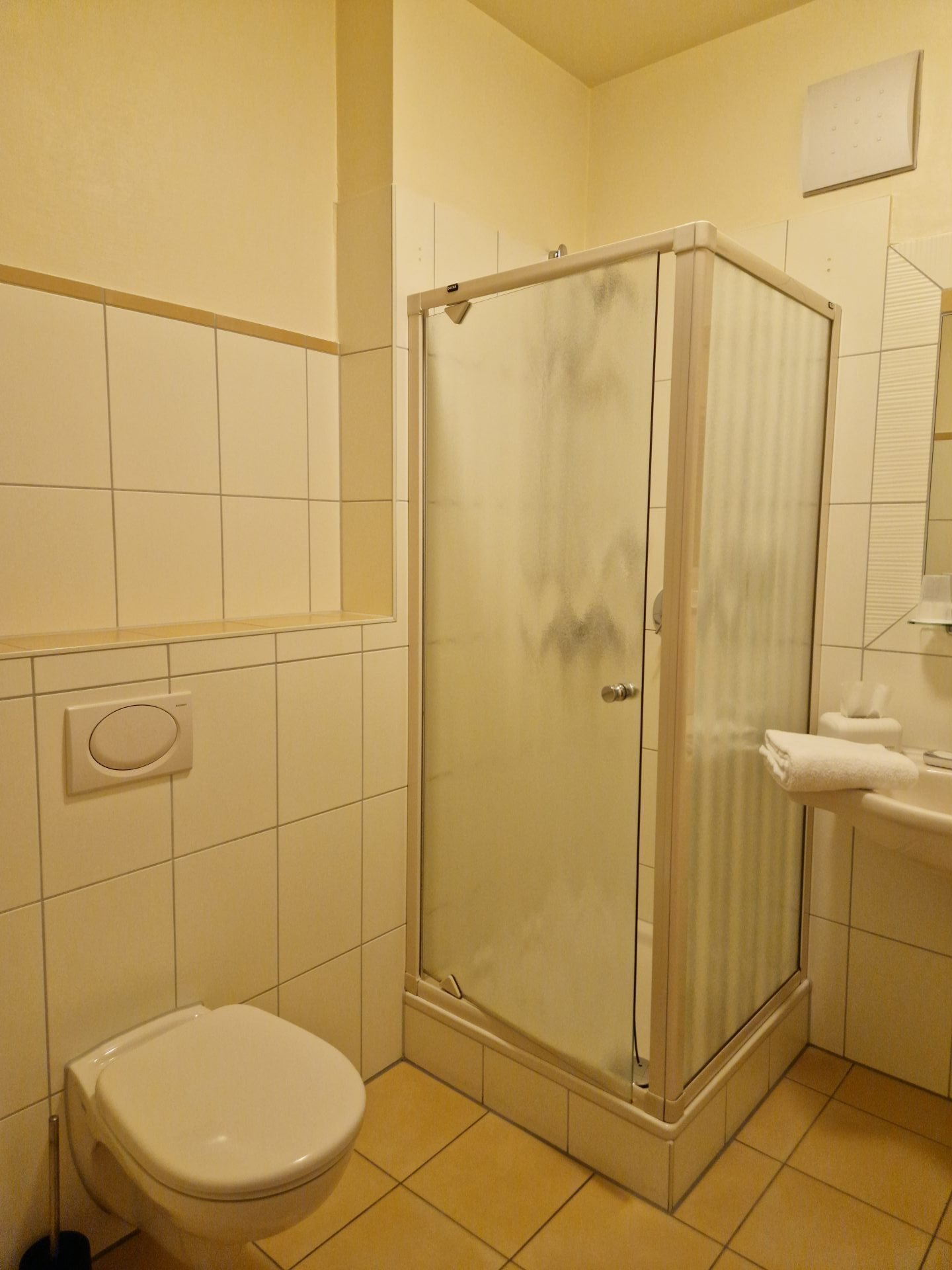 Doppelzimmer 04 Bad 1
