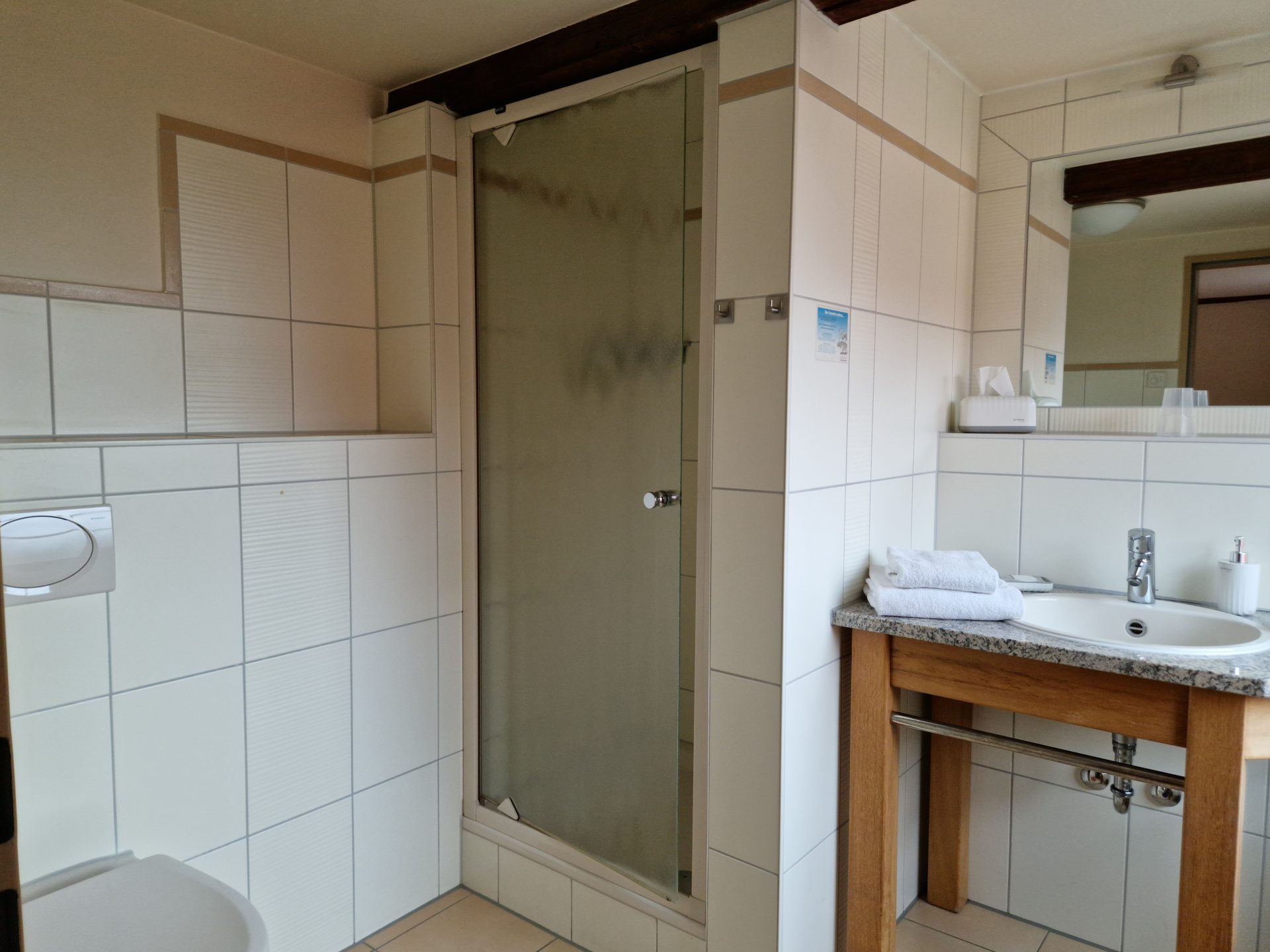 Doppelzimmer 12 Bad 1