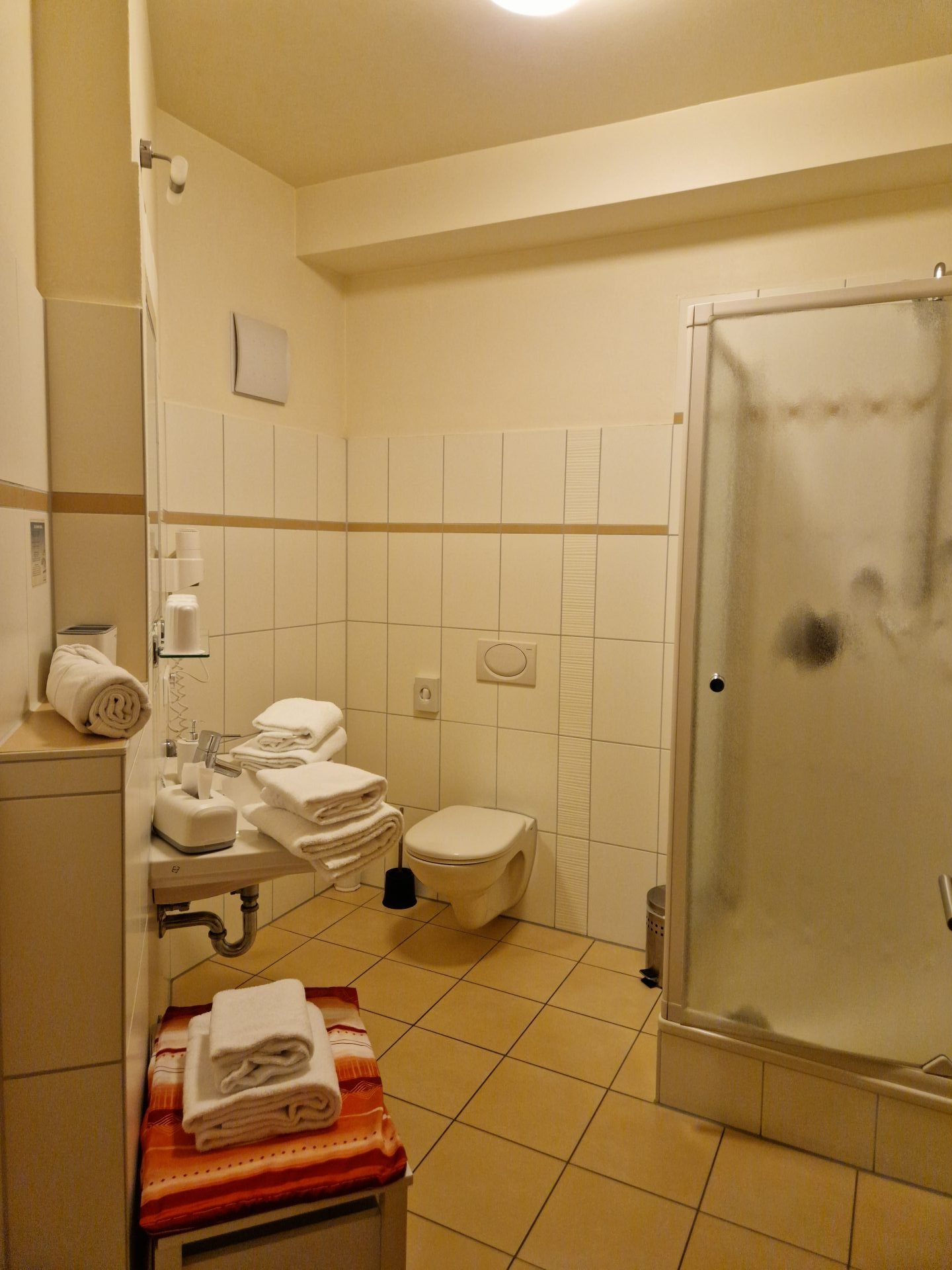 Dreibettzimmer 07 Bad 1